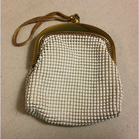 Vintage Whiting & Davis White Mesh Coin Purse Goldtone Frame w/ Wrist Strap USA - Picture 1 of 6